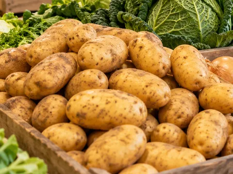 Holzkiste voller Kartoffeln